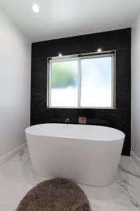 Kopalnica v nastanitvi Universal Studio Stellar Home with pool and jacuzzi