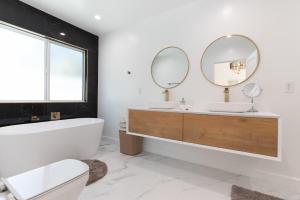 Kopalnica v nastanitvi Universal Studio Stellar Home with pool and jacuzzi