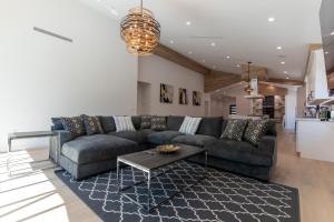 Predel za sedenje v nastanitvi Universal Studio Stellar Home with pool and jacuzzi