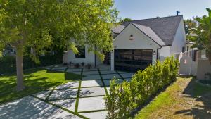Vrt pred nastanitvijo Universal Studio Stellar Home with pool and jacuzzi