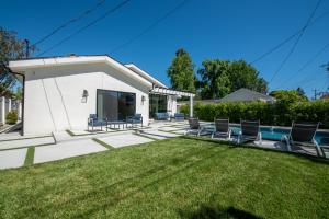 Vrt pred nastanitvijo Universal Studio Stellar Home with pool and jacuzzi