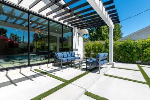 Vrt pred nastanitvijo Universal Studio Stellar Home with pool and jacuzzi