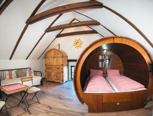 Rúm í herbergi á Winzerhof Küssler - Weinviertel