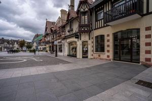 an empty street in a town with buildings at Deauville : magnifique studio en face du Casino ! in Deauville