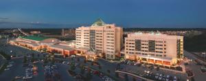 - une vue de tête sur un grand bâtiment avec un parking dans l'établissement Embassy Suites Northwest Arkansas - Hotel, Spa & Convention Center, à Rogers