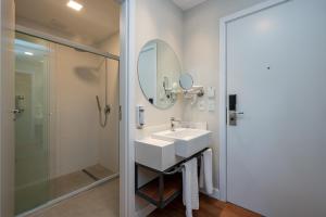 a bathroom with a sink and a shower at Wanderlust Experience Hotel BW Signature Collection OFICIAL in Campos do Jordão