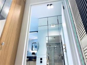 eine Glastür zu einer Dusche in einem Zimmer in der Unterkunft LUXURY Apartment at City CENTER at Palace +Netflix! in Warschau