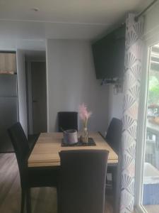 a dining room table and chairs in a room at Mobilhome a Gastes in Gastes