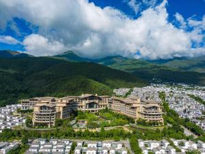 - une vue aérienne sur un complexe dans les montagnes dans l'établissement Hilton Dali Resort & Spa, à Dali