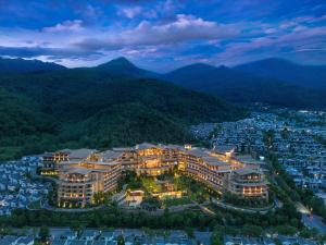 uma vista aérea de um resort nas montanhas à noite em Hilton Dali Resort & Spa em Dali