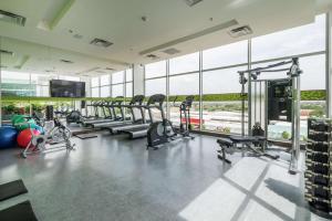 Hampton By Hilton Valledupar في فاليدوبار: صالة ألعاب رياضية مع صف من أجهزةالجري والأجهزة