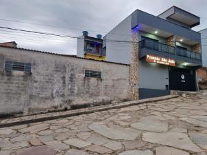 een gebouw met een stenen stoep ervoor bij Pousada São João in São Thomé das Letras