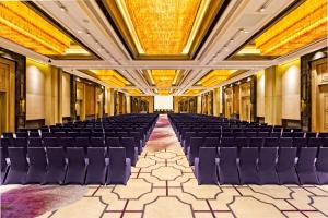大理市にあるHilton Dali Resort & Spaの椅子の並ぶ空間 +37枚の写真