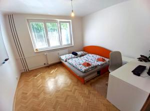 een slaapkamer met een bed, een tafel en een raam bij Friends & Family Apartment in Trenčín