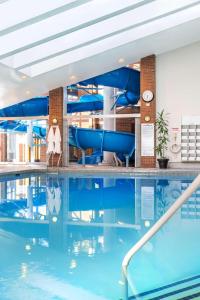 ein Pool in einem Hotel mit blauem Wasser in der Unterkunft Hilton Mississauga/Meadowvale in Mississauga