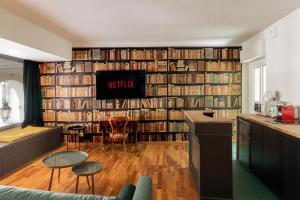 una sala de estar con una gran biblioteca de libros en Turin Bed & Books by Wonderful Italy, en Turín