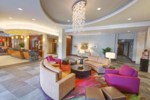 un vestíbulo con sofás y sillas en un hotel en Hampton Inn Houston Downtown, en Houston