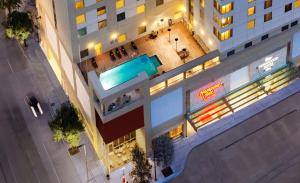 einen Blick über ein Gebäude mit Pool in der Unterkunft Hampton Inn Houston Downtown in Houston