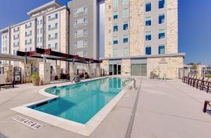 Hampton Inn & Suites North Houston Spring في سبرينغ: مسبح الفندق امام مبنى