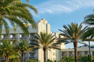 un hôtel avec des palmiers devant lui dans l'établissement Hilton Orlando Buena Vista Palace - Disney Springs Area, à Orlando