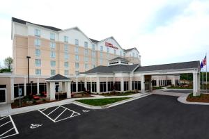 una representación de un hotel con aparcamiento en Hilton Garden Inn Greensboro Airport, en Greensboro