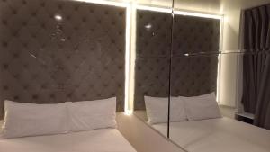 バンコクにあるPanoramic City View Room at Silomのギャラリーの写真