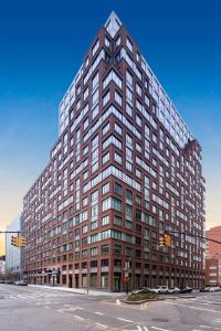 un alto edificio di mattoni all'angolo di una strada di Hilton Brooklyn New York a Brooklyn