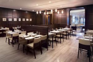 a restaurant with tables and chairs in a room at Hilton Brooklyn New York in Brooklyn