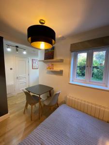 a dining room with a table and chairs and a window at Stylish 1-bed studio in London