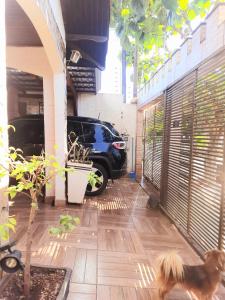 een patio met een auto in een garage bij Suite na varanda para casais in Foz do Iguaçu