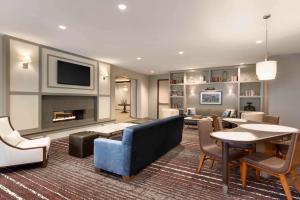 Homewood Suites by Hilton Chicago West Loop Fulton Mkt Area的电视和/或娱乐中心