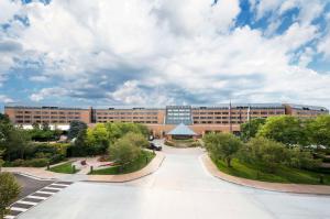 um grande edifício de tijolos com um pátio em frente em The Inverness Denver, a Hilton Golf & Spa Resort em Englewood