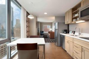 Homewood Suites by Hilton Chicago West Loop Fulton Mkt Area的厨房或小厨房