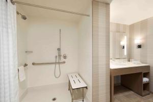 Homewood Suites by Hilton Chicago West Loop Fulton Mkt Area的一间浴室