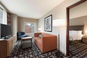 Homewood Suites by Hilton Chicago West Loop Fulton Mkt Area的电视和/或娱乐中心