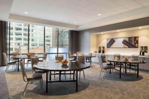 une salle de conférence avec des tables et des chaises dans un bâtiment dans l'établissement Homewood Suites by Hilton Chicago Downtown West Loop, à Chicago