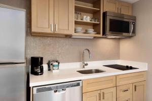 Homewood Suites by Hilton Chicago West Loop Fulton Mkt Area的厨房或小厨房