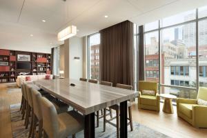 Hampton Inn Chicago West Loop Fulton Market Area的休息区