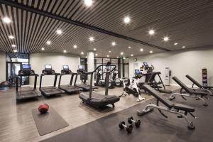 The Inverness Denver, a Hilton Golf & Spa Resort的健身中心和/或健身设施