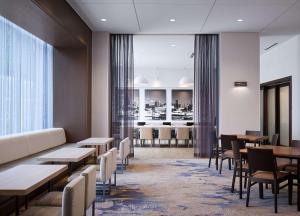 Hampton Inn Chicago West Loop Fulton Market Area的休息区