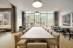 Hampton Inn Chicago West Loop Fulton Market Area的休息区