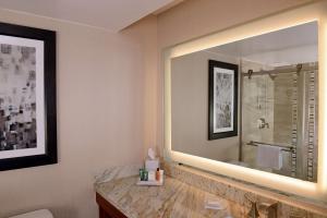 The Inverness Denver, a Hilton Golf & Spa Resort的一间浴室
