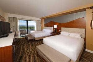 The Inverness Denver, a Hilton Golf & Spa Resort客房内的一张或多张床位