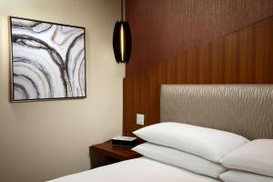 The Inverness Denver, a Hilton Golf & Spa Resort客房内的一张或多张床位