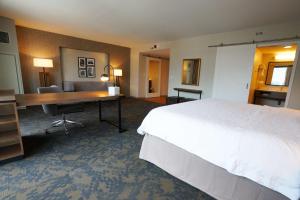 Hampton Inn Chicago West Loop Fulton Market Area客房内的一张或多张床位
