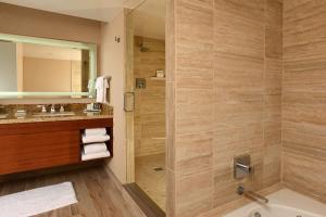 The Inverness Denver, a Hilton Golf & Spa Resort的一间浴室