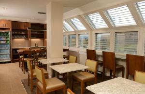The Inverness Denver, a Hilton Golf & Spa Resort的休息区