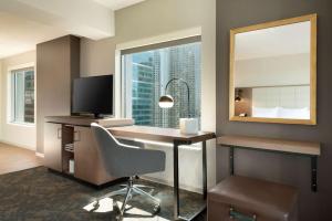 Hampton Inn Chicago West Loop Fulton Market Area的电视和/或娱乐中心