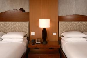 The Inverness Denver, a Hilton Golf & Spa Resort客房内的一张或多张床位