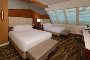 The Inverness Denver, a Hilton Golf & Spa Resort客房内的一张或多张床位